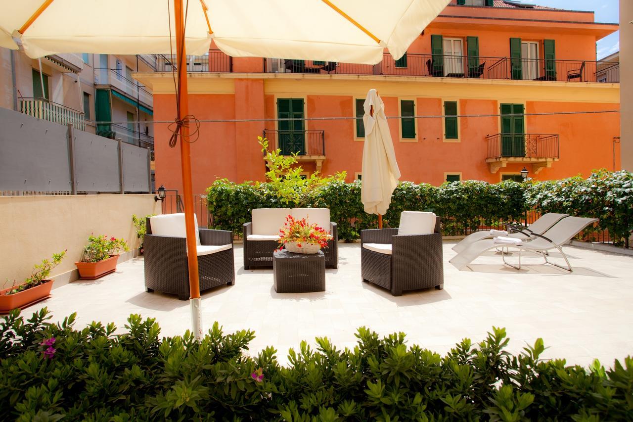 Hotel Lydia Аласио Екстериор снимка