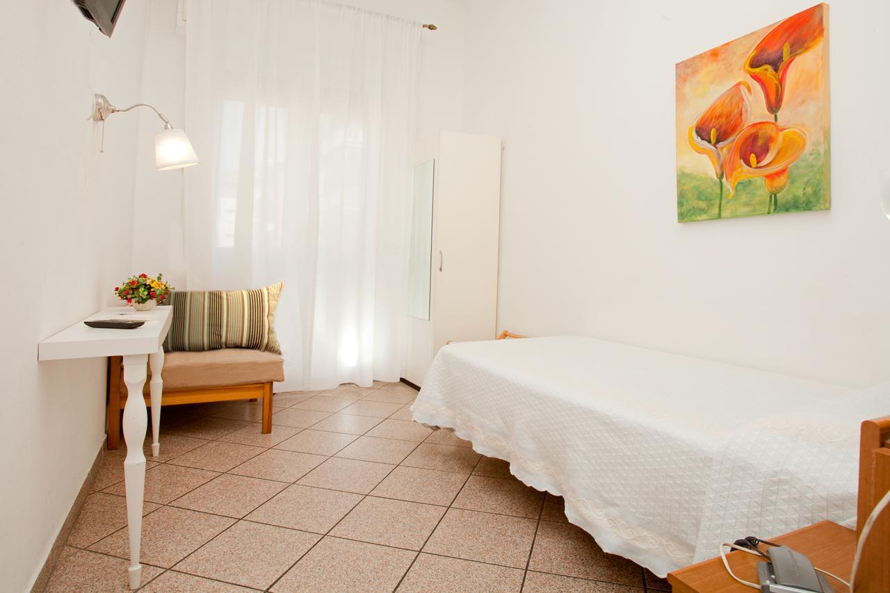 Hotel Lydia Аласио Екстериор снимка