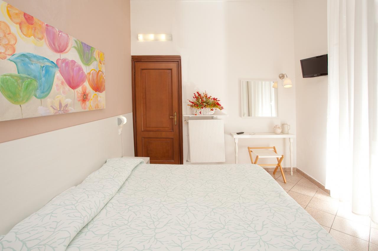 Hotel Lydia Аласио Екстериор снимка