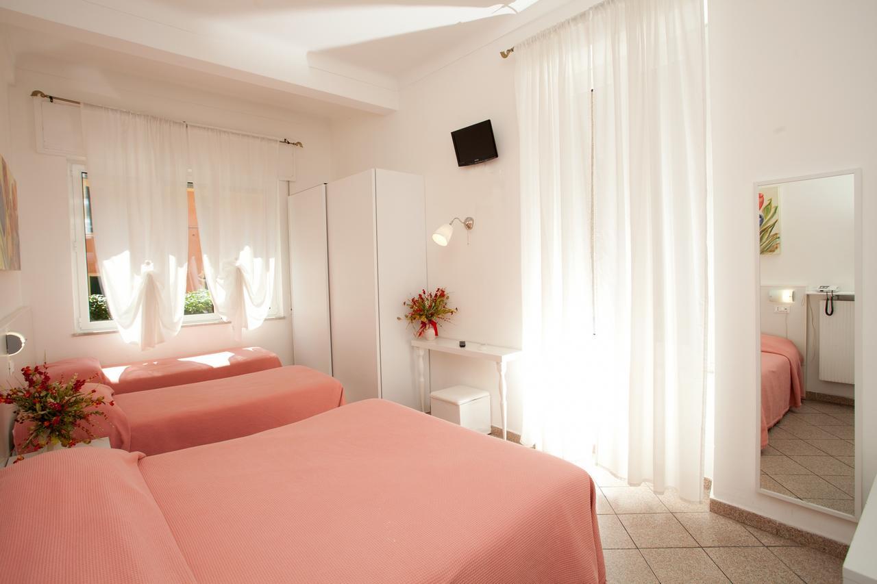 Hotel Lydia Аласио Екстериор снимка